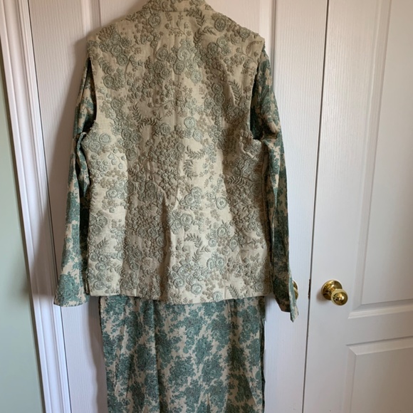 Men’s Sabyasachi Kurta set with embroidered vest in floral print. - Picture 15 of 16